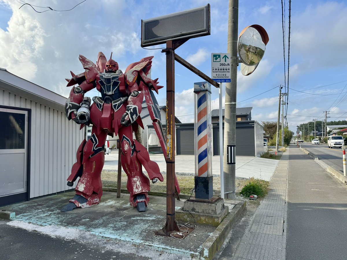 Asuka_Shiromaru's tweet photo. インターネット民として一度は訪れたかった青森の珍名所　ガンダム床屋(跡) https://t.co/pSVdzaRAP4