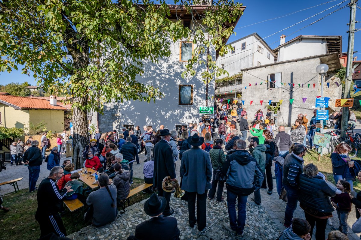 VisitFVG's tweet photo. 🌰 Burnjak - Festa delle Castagne

🍂 Il 18 ottobre a Tribil Superiore torna il Burnjak, la festa che celebra le castagne e le tradizioni delle Valli del Natisone. Sapevi che nel dialetto locale nediško la castagna si chiama burja? da cui deriva il nome dell'evento.
 ℹ️ 👉 https://t.co/nIqeHAafLt
#IoSonoFVG #VisitFVG