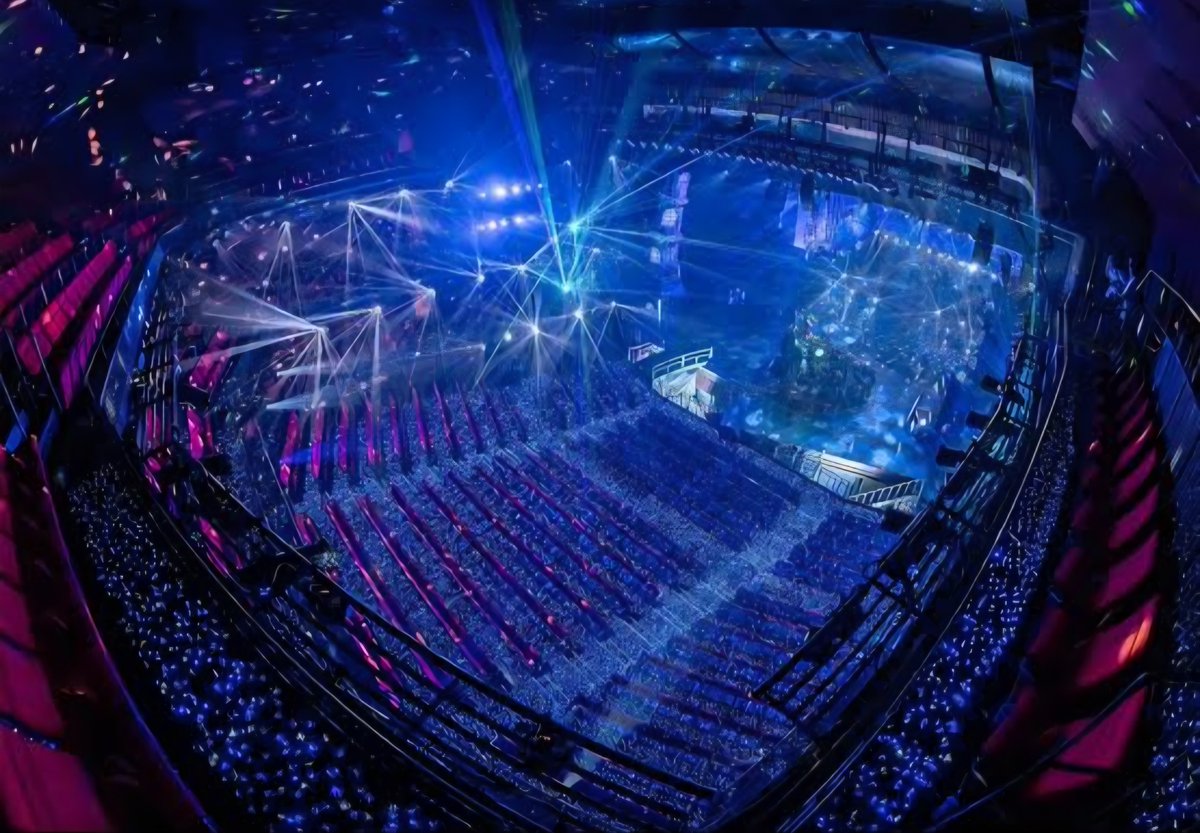 nishinoakihiro's tweet photo. ジャングリア沖縄は昼営業を完全にやめて、｢テーマパーク｣として戦うこともやめて、18時半からオープンする【やんばるランタンの森】にすると、期待値もランニングコスト(人件費)を下げられるし、暑さ対策をしなくていいし、海や美ら海水族館と戦わなくてよくなるからイイと思う。

沖縄北部の宿泊客の｢とりあえず行く場所｣のポジションをとれるといいよね。

ちなみに、二枚目の写真は去年のミュージカル『えんとつ町のプペル』の客席です。
演出で床に10万発の照明を仕込んだので、終演後に『星空ウォーク』としてチケットを販売して、客席に働いてもろた。

#お前のジャングリア沖縄の再生プラン聞かせて