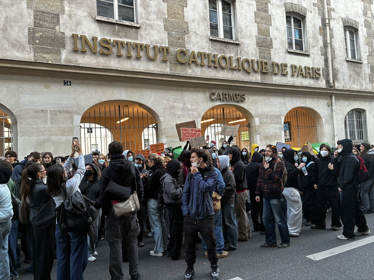 JBSemerdjian's tweet photo. Ce matin, devant l’entrée principale de «La Catho», des étudiants manifestent (comme jeudi dernier). En revanche, des élèves peuvent entrer par une autre porte. «Montrez vos cartes d’étudiant!», crie un membre du personnel qui filtre. À côté, la police fait la circulation. https://t.co/Ba0nZyMbG9
