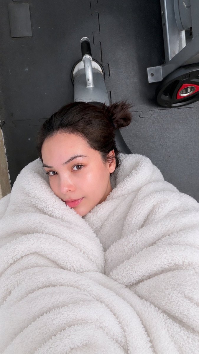 sonyaempirevn's tweet photo. The fans were worried Sonya might catch a cold, so 7749 photos of them trying to cover her with blankets were born! This is absolutely hilarious!  🤣

Cre: Multiple sources

LMSY 1ST FM IN MEXICO CITY  

#LMSYrememberinmexicocity 
#LMSY #ลูกหมีซอนญ่า https://t.co/Qms2ZBFRX8
