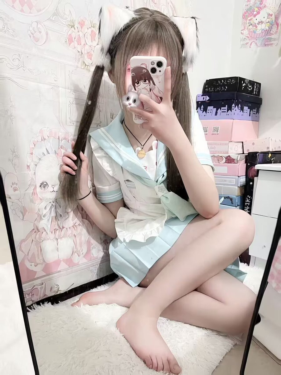 820412005_'s tweet photo. 和我谈，你跪在门口迎接我，我打开门的那一刻你会看到我和别的女生亲吻，而你只能双手捧着狗链看着我亲吻，想让我牵你却被我一脚踢开，看着我把另一个女生抱上床，而你的心里却开始暗爽了 #女绿 https://t.co/DT1eGW2IVd