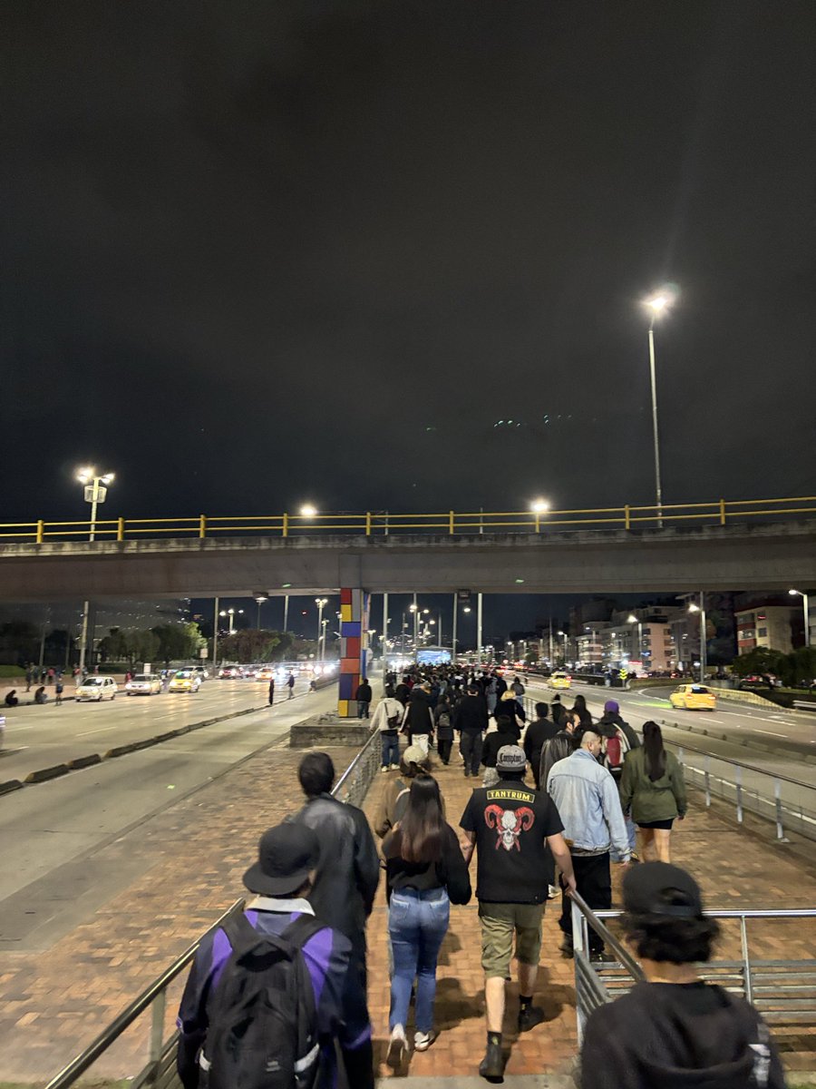 dfcastaneda's tweet photo. ¿Cómo es posible que un evento como Rock al Parque no garantice transporte para el regreso? Cientos de asistentes están regados por Bogotá, caminando a estas horas y expuestos a riesgos. ¡La planeación también debe garantizar la movilidad y seguridad de los ciudadanos! https://t.co/0XiQfP26Ju