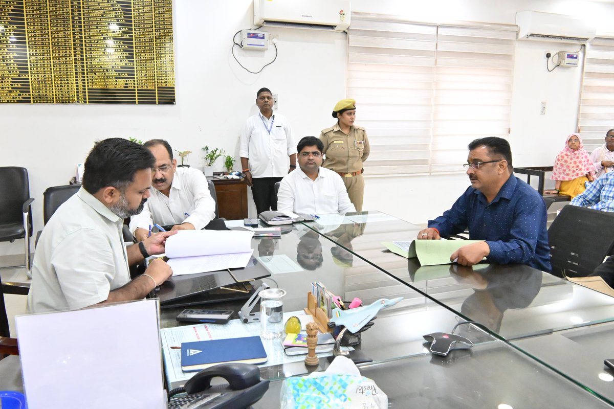 DMKanpur's tweet photo. आज कलेक्ट्रेट स्थित कार्यालय में आयोजित 'जनता दर्शन' के दौरान पहुंचे नागरिकों की समस्याओं व शिकायतों को अत्यंत संवेदनशीलता के साथ सुना गया।
अधिकारियों को स्पष्ट निर्देश:
⏱️ समयबद्ध निस्तारण: प्रत्येक प्रकरण को प्राथमिकता पर लेते हुए निर्धारित समय-सीमा में हल किया जाए।
🔍 पारदर्शिता व गुणवत्ता: समाधान केवल कागजी न होकर धरातल पर पारदर्शी व प्रभावी होना चाहिए।
👥 नागरिक संतुष्टि सर्वोपरि: फरियादी को वास्तविक राहत मिले; लापरवाही बरतने पर तय होगी जवाबदेही।
हर नागरिक की सुनवाई और सुशासन ही जिला प्रशासन का ध्येय है। @CMOfficeUP @InfoDeptUP @MSTawarIAS @CommissionerKnp