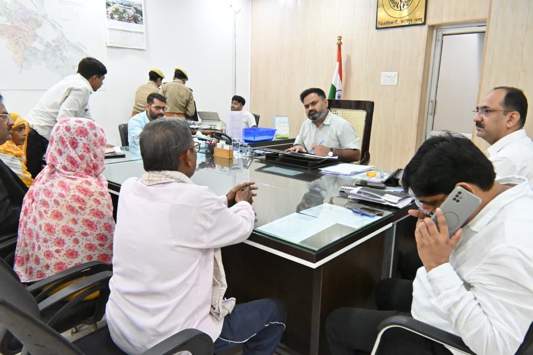 DMKanpur's tweet photo. आज कलेक्ट्रेट स्थित कार्यालय में आयोजित 'जनता दर्शन' के दौरान पहुंचे नागरिकों की समस्याओं व शिकायतों को अत्यंत संवेदनशीलता के साथ सुना गया।
अधिकारियों को स्पष्ट निर्देश:
⏱️ समयबद्ध निस्तारण: प्रत्येक प्रकरण को प्राथमिकता पर लेते हुए निर्धारित समय-सीमा में हल किया जाए।
🔍 पारदर्शिता व गुणवत्ता: समाधान केवल कागजी न होकर धरातल पर पारदर्शी व प्रभावी होना चाहिए।
👥 नागरिक संतुष्टि सर्वोपरि: फरियादी को वास्तविक राहत मिले; लापरवाही बरतने पर तय होगी जवाबदेही।
हर नागरिक की सुनवाई और सुशासन ही जिला प्रशासन का ध्येय है। @CMOfficeUP @InfoDeptUP @MSTawarIAS @CommissionerKnp