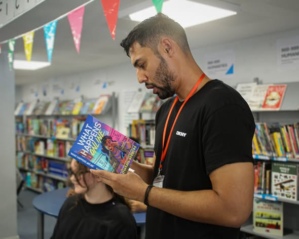 ArkCharter's tweet photo. Our Year 9 students recently had the opportunity to meet Nathanael Lessore , author of Steady For This, What Happens Online, Like A Brother, Against All Odds and our current class read, King of Nothing.
Students enjoyed hearing about Nathanael's journey as a writer. https://t.co/VSOi0cKkuR