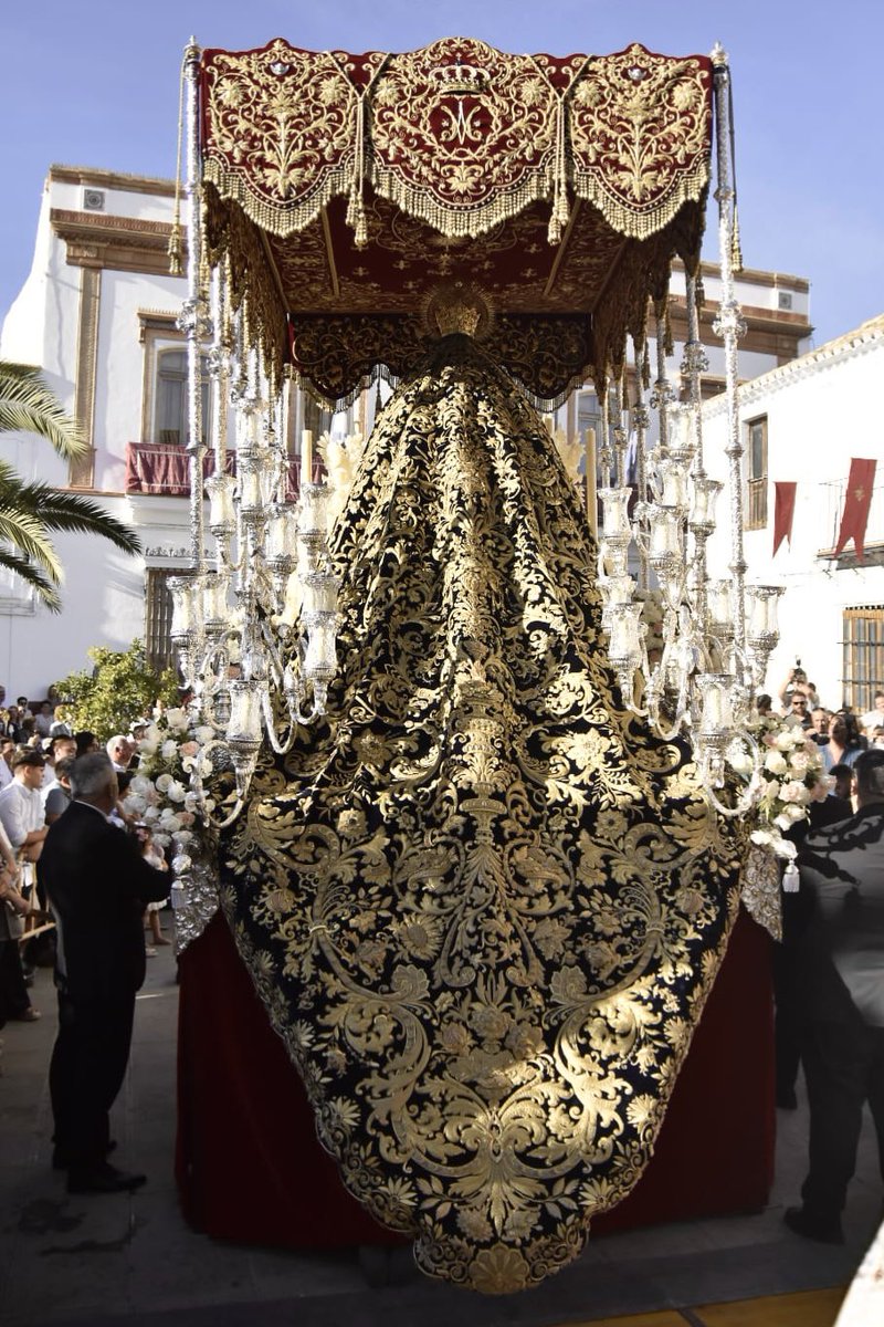 HdadGranPoder's tweet photo. 𝐑𝐄𝐏𝐑𝐄𝐒𝐄𝐍𝐓𝐀𝐂𝐈𝐎́𝐍

Con motivo del 300 aniversario fundacional de la Antigua Hermandad Servita de María Santísima de los Dolores, una representación de la Junta de Gobierno de nuestra Hermandad ha participado en la procesión extraordinaria organizada por la Hermandad del Gran Poder de Montellano, @GPoderMontellan.

La Santísima Virgen de los Dolores ha lucido el manto azul de María Santísima del Mayor Dolor y Traspaso, realizado por el taller de Fernández y Enríquez en 1991.

María Santísima de los Dolores ruega por nosotros. 

#GranPoder2026
#DoloresDeMontellano