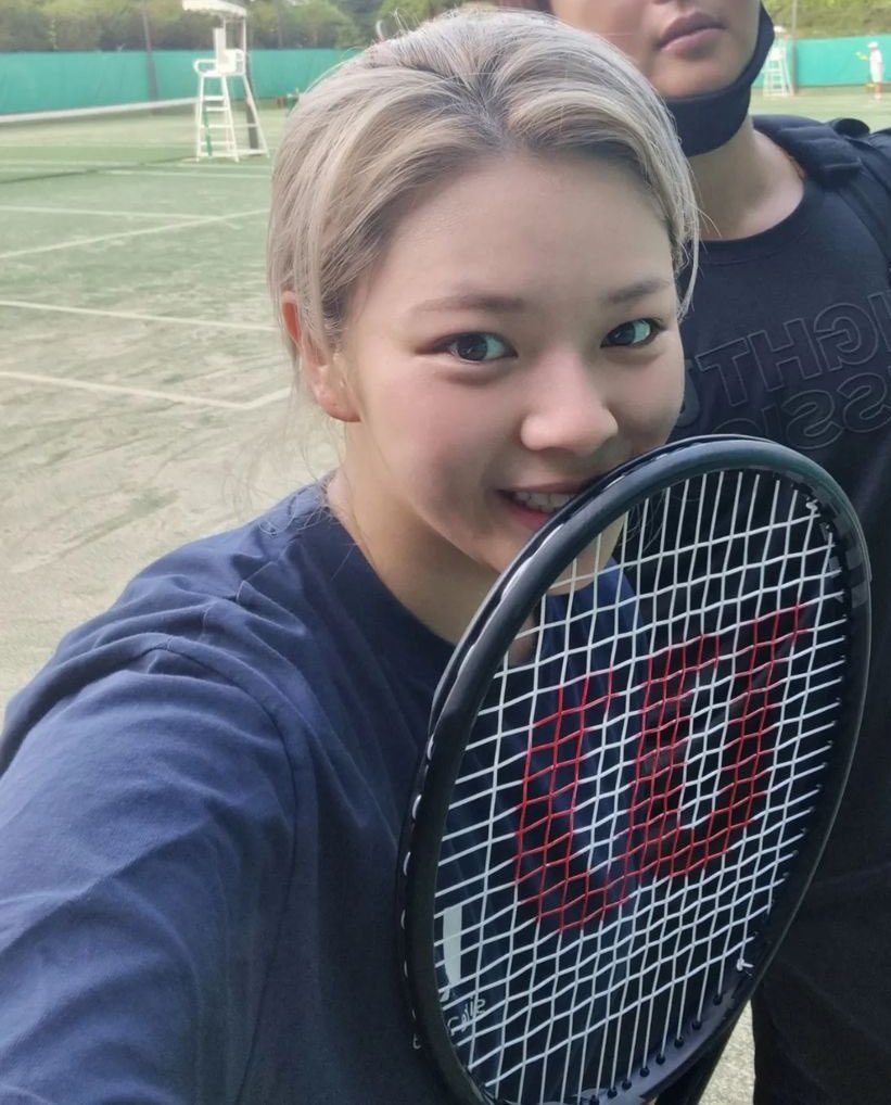 uppercasehyo's tweet photo. She's been touring for 6 years while constantly working out with Jihyo and doing all kinds of sports on top of that. We've literally watched her lose weight in real time. You don't know shit about her, so shut the fuck up and stop speaking on her body. https://t.co/vq2bWvXeDf