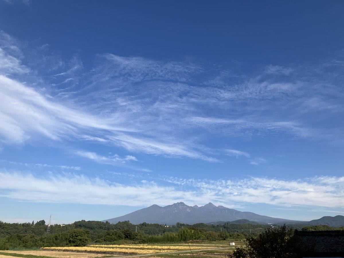 koinobori3's tweet photo. 10/12(月)
製造の合間
外は秋の音

今朝と昼の空 https://t.co/VadM5hdyFH