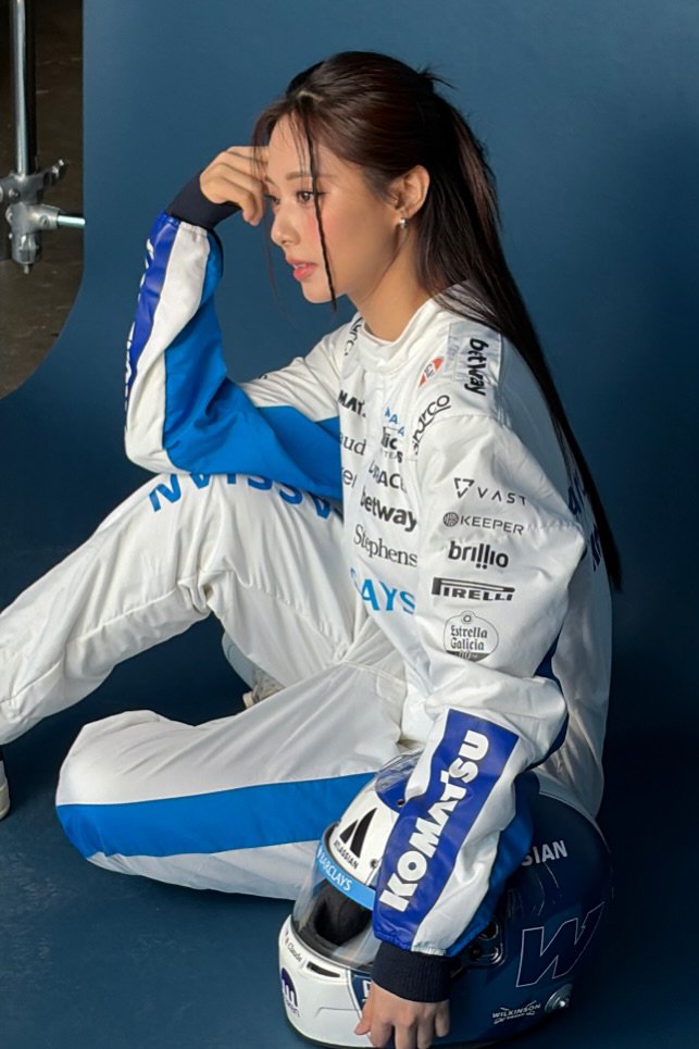 godmitzu's tweet photo. TZUYU FIRST EVER CELEBRITY IN THE WILLIAMS F1 RACE SUIT SHE'S SO FINE https://t.co/aGG1OyV28w