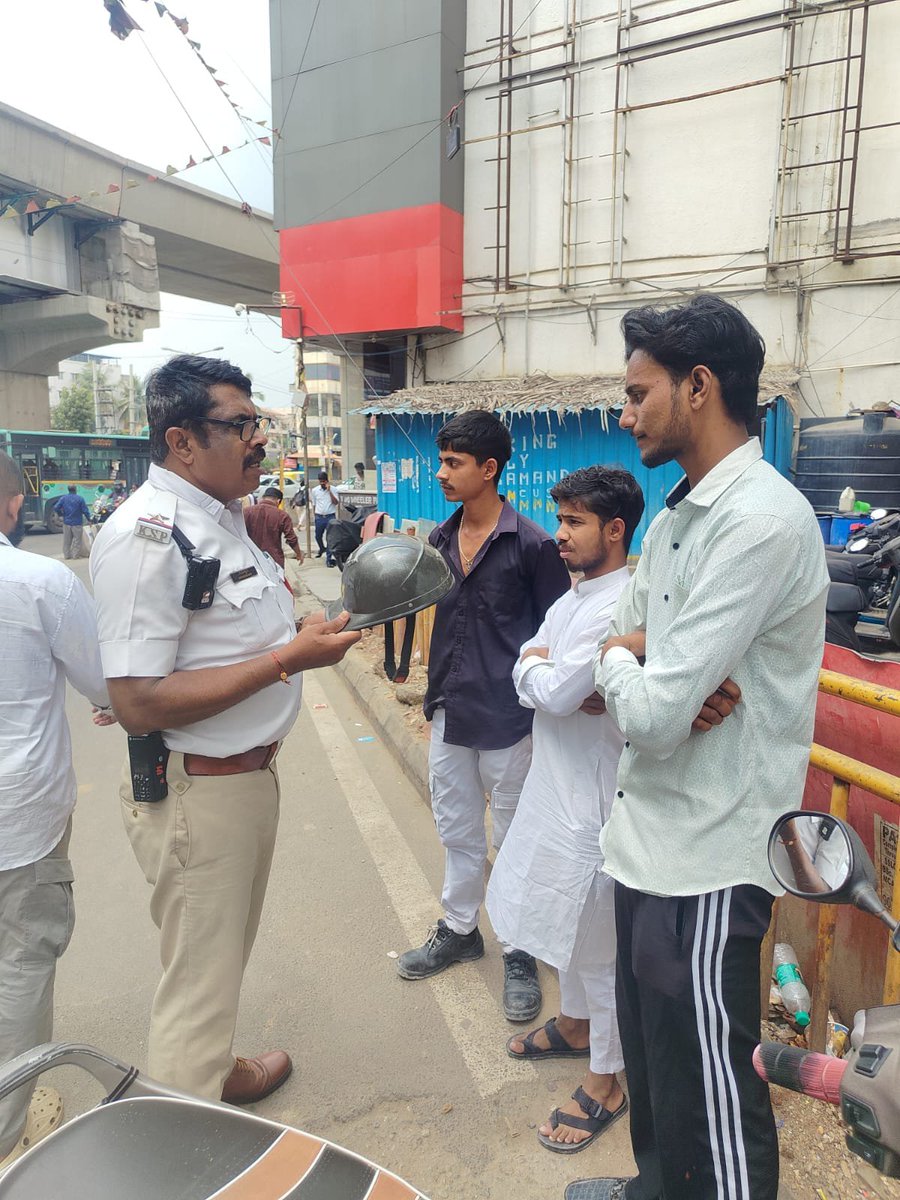 halairporttrfps's tweet photo. ಈ ದಿನ  ಠಾಣಾ ವ್ಯಾಪ್ತಿಗಳಲ್ಲಿನ ಸಾರ್ವಜನಿಕರಿಗೆ ರಸ್ತೆ ಸುರಕ್ಷತೆ ಮತ್ತು ಸಂಚಾರ ನಿಯಮಗಳ ಪಾಲನೆಯ ಮಹತ್ವದ ಬಗ್ಗೆ ಜಾಗೃತಿ ಮೂಡಿಸುವ ಕಾರ್ಯಕ್ರಮವನ್ನು ಆಯೋಜಿಸಲಾಯಿತು.
@cPBlr @Jointcptraffic @DCPTrEastBCP @acpwfieldtrf @blrcitytraffic @BlrCityPolice https://t.co/8rWWq1fUJm