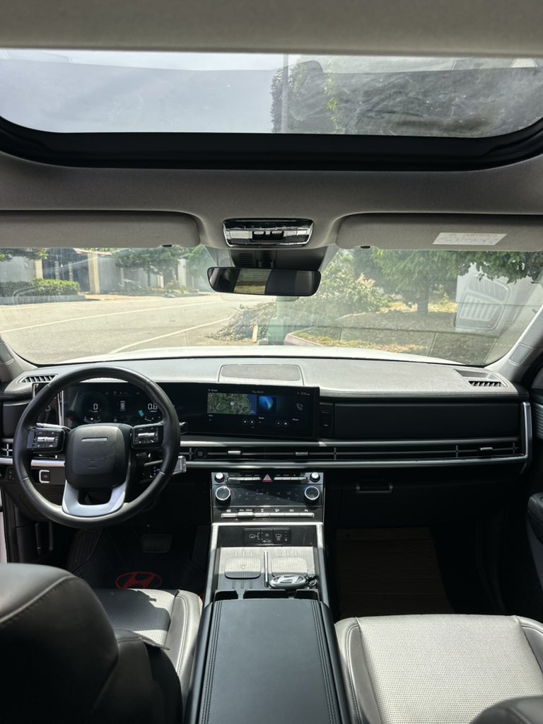 Teshie_youngboy's tweet photo. 2024 Hyundai Santa Fe Limited 
GHS 560,000
28k miles 

•2.5L turbocharged engine 
•Automatic transmission 
•Double sunroof 
•3rd row seating (7 seater)
•Leather seats
•Wireless charging pads
Dm  or WhatsApp us on 0530179956 https://t.co/GWUtiDBgfe