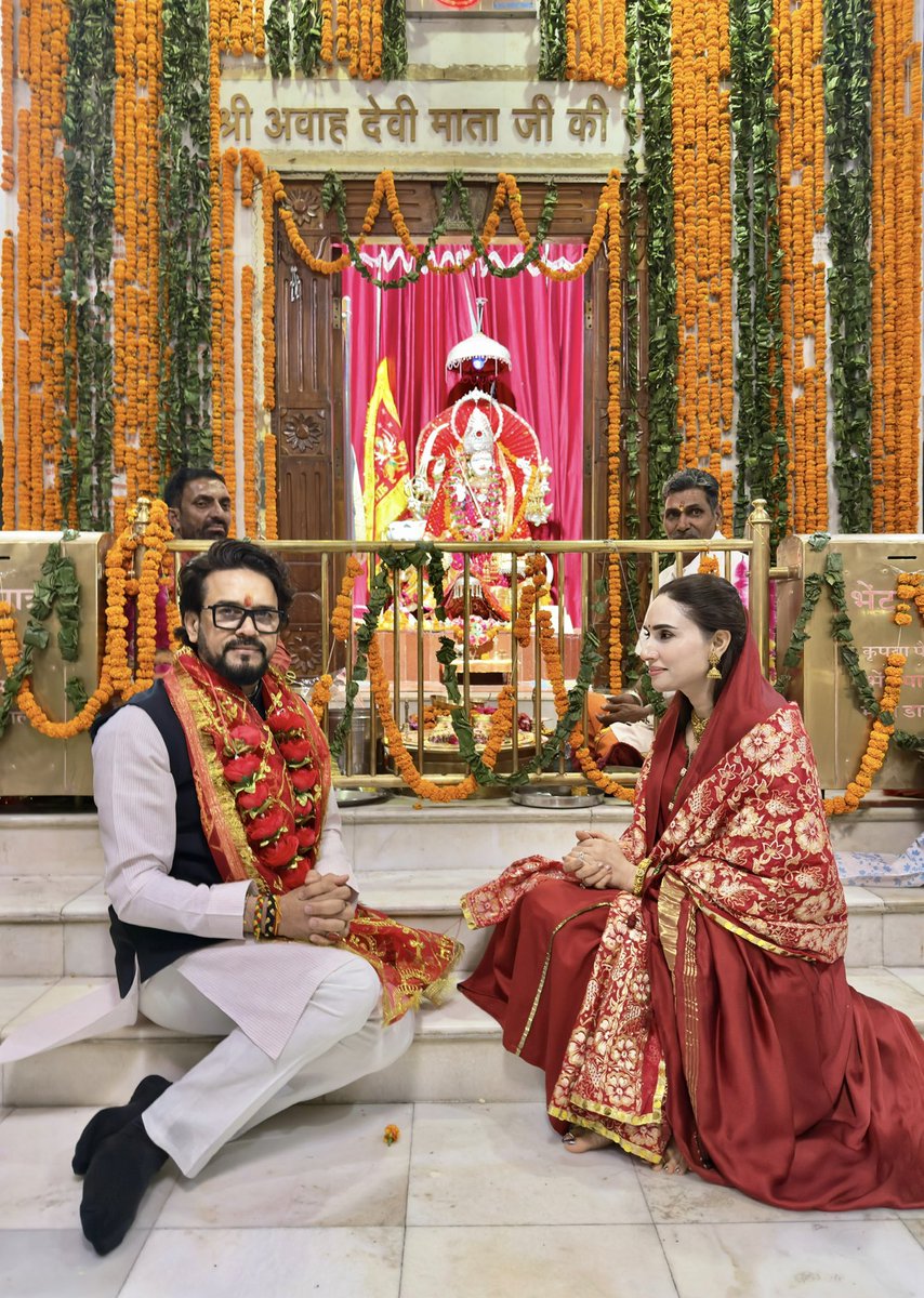 ianuragthakur's tweet photo. सर्वमंगल मांगल्ये शिवे सर्वार्थ साधिके।
शरण्ये त्र्यंबके गौरी नारायणि नमोऽस्तुते।।

नवरात्रि के पावन अवसर पर अपनी कुलदेवी माँ अवाहदेवी का पूजन-अर्चन कर सर्वकल्याण की कामना की।जगत जननी माँ के आशीर्वाद से आपके जीवन में सुख, शांति व समृद्धि का वास हो। 

जय माँ अवाह देवी 🙏🏻 https://t.co/PxGAqYJnK4