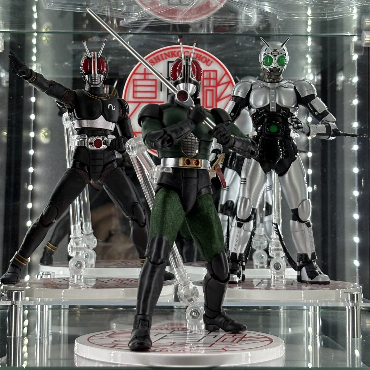 giimanys's tweet photo. 棚を埋め尽くす昭和ライダー御一行✨✨

#フィギュアーツ 
#真骨彫
#プレバンSPWEEK https://t.co/cfxX9iGnHt