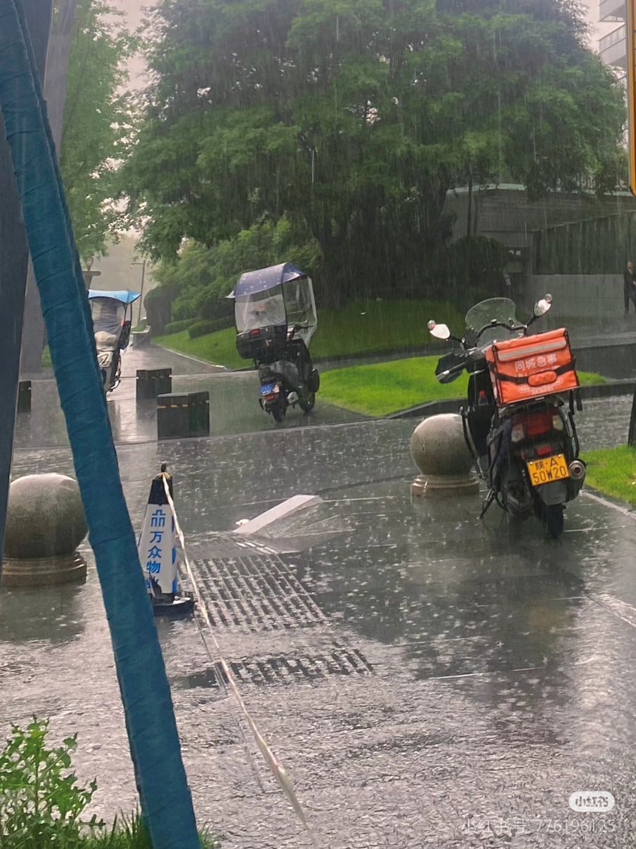 WholeD1y_8g's tweet photo. 雨上がりの路地に、古い建具に残された痕跡。真鍮（しんちゅう）の金具が陽光にゆらめき、訪れた人の記憶を紡ぐようだ。今日もどこかで、小さな真実が輝いている。 https://t.co/Uj0Teol7rx
