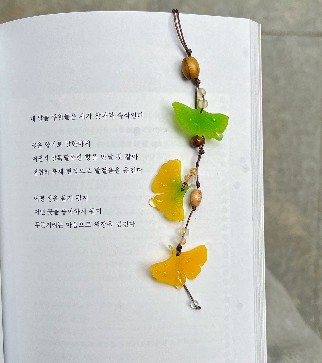 malang_kiki's tweet photo. #rt 해주신 분에게 추첨으로
끈갈피or키링을 선물로 드려요

수많은 실패를 거쳐 완성된
흐르는 계절의 모습을 담은 오브제,
끈갈피와 키링, 미니후우링을 
성수 집집마켓에서 만나보세요!

2026.10.24-25
SPACE S-50 (서울 성동구 성수이로50)
토:2pm-7pm
일:11am-6pm

카드, 계좌이체, 현금 결제 ok https://t.co/IlvYcaqKj3