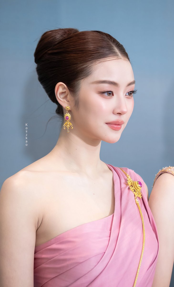 toyinmomory's tweet photo. อีกหนึ่งลุคของหมิว ณัชชา
ที่ไม่ขายไม่ได้
หมวยที่ใส่ชุดไทยได้สวยสง่า

เชื่อว่ามีหลายคนตกหลุมน้อง
จากลุคนี้

#ลีน่าหมิว #LenaMiu https://t.co/v63xzCxQMm