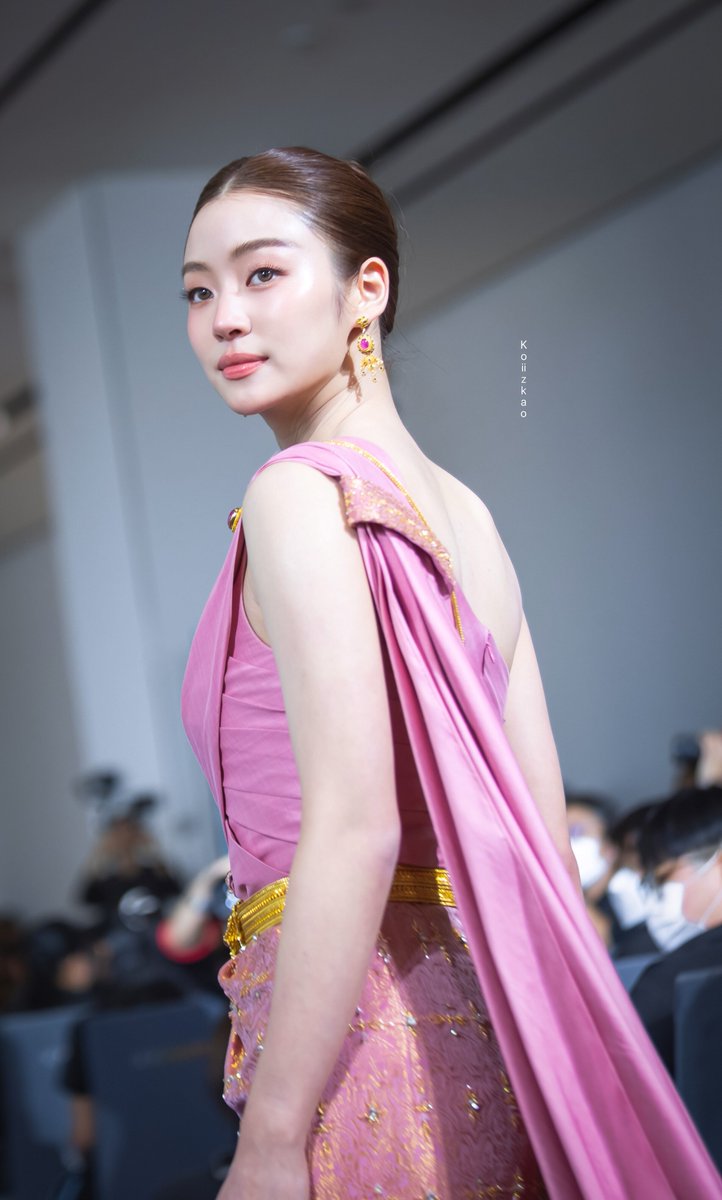 toyinmomory's tweet photo. อีกหนึ่งลุคของหมิว ณัชชา
ที่ไม่ขายไม่ได้
หมวยที่ใส่ชุดไทยได้สวยสง่า

เชื่อว่ามีหลายคนตกหลุมน้อง
จากลุคนี้

#ลีน่าหมิว #LenaMiu https://t.co/v63xzCxQMm