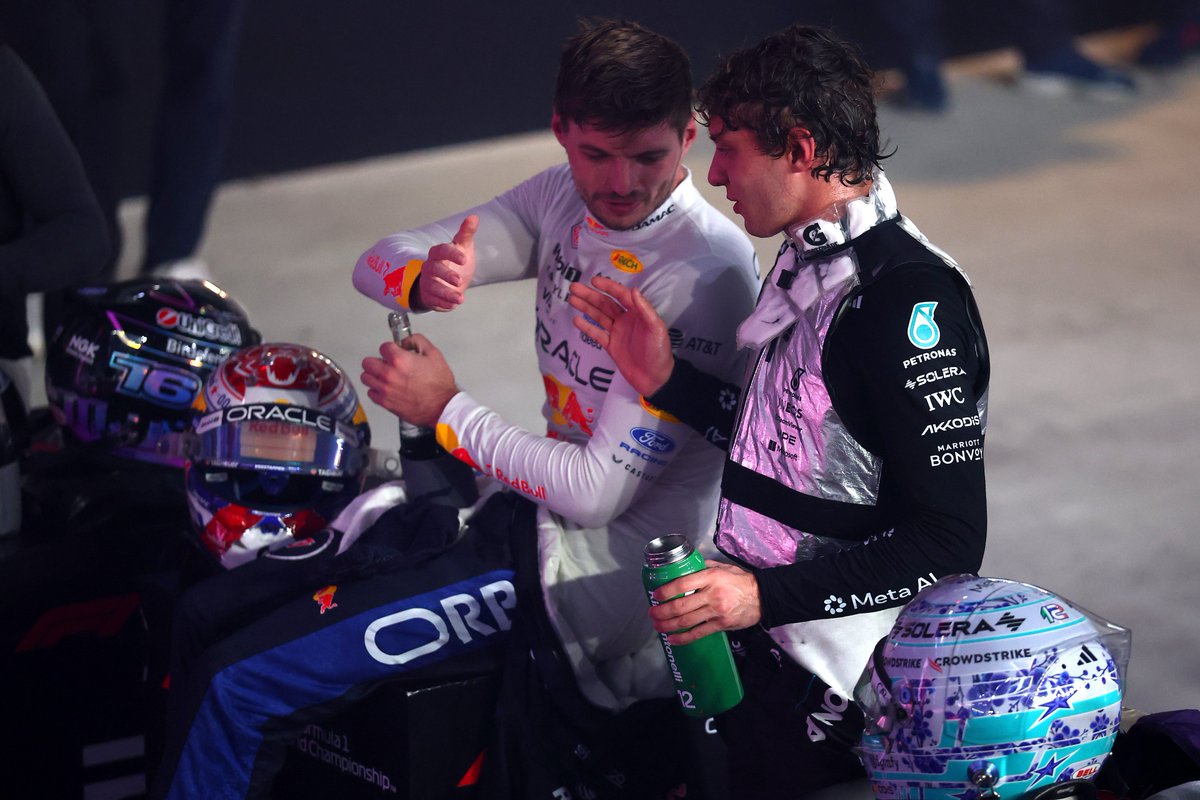 redbullracing's tweet photo. Debriefing with Kimi and Charles 🤝

#F1 || #SingaporeGP 🇸🇬 https://t.co/qSY4pycr0F