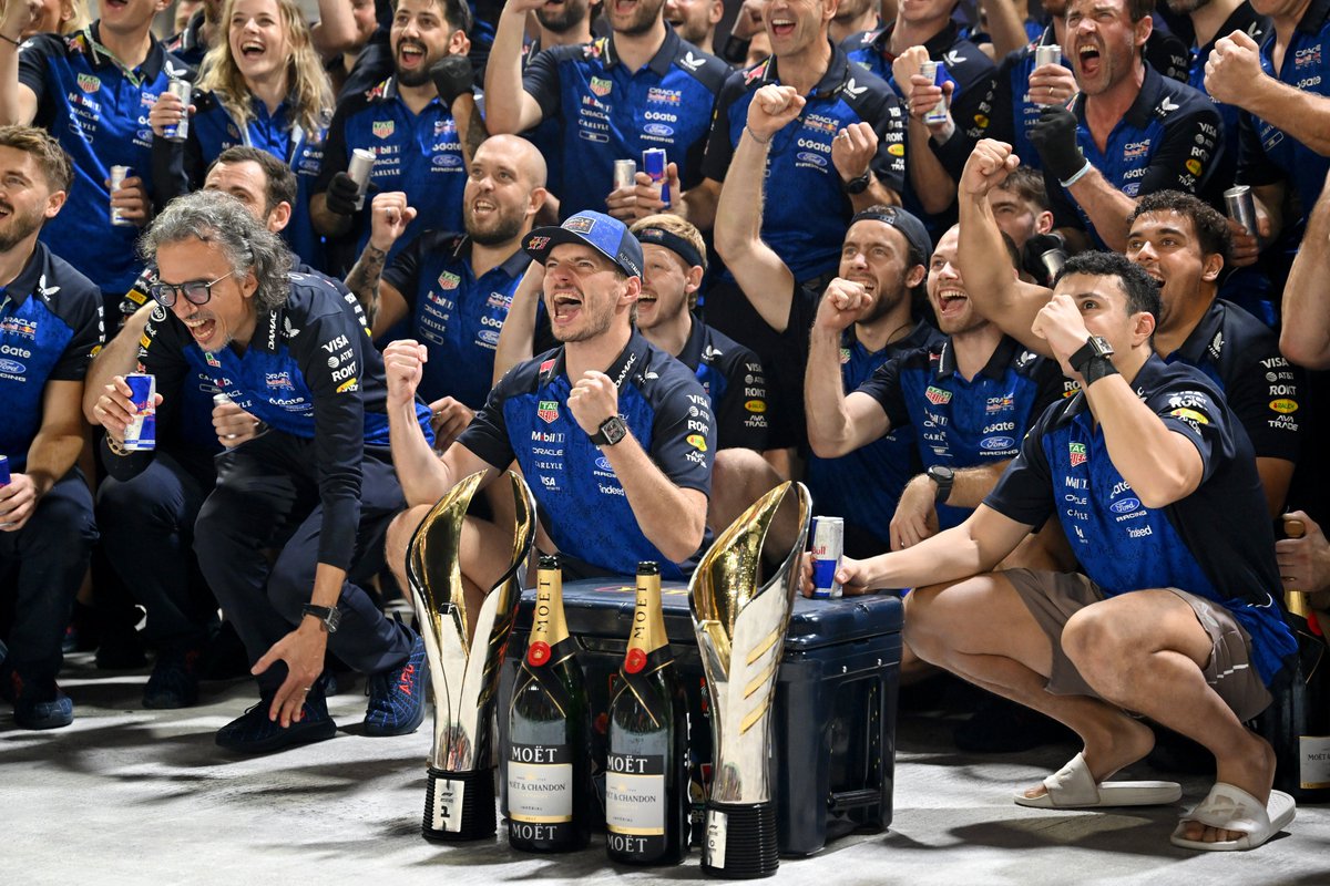 redbullracing's tweet photo. Wouldn't usually call out the boss... but this is definitely a false start from Laurent 😭

#F1 || #SingaporeGP 🇸🇬 https://t.co/fJBHYODJ5f