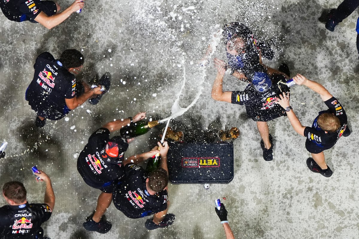 redbullracing's tweet photo. Wouldn't usually call out the boss... but this is definitely a false start from Laurent 😭

#F1 || #SingaporeGP 🇸🇬 https://t.co/fJBHYODJ5f