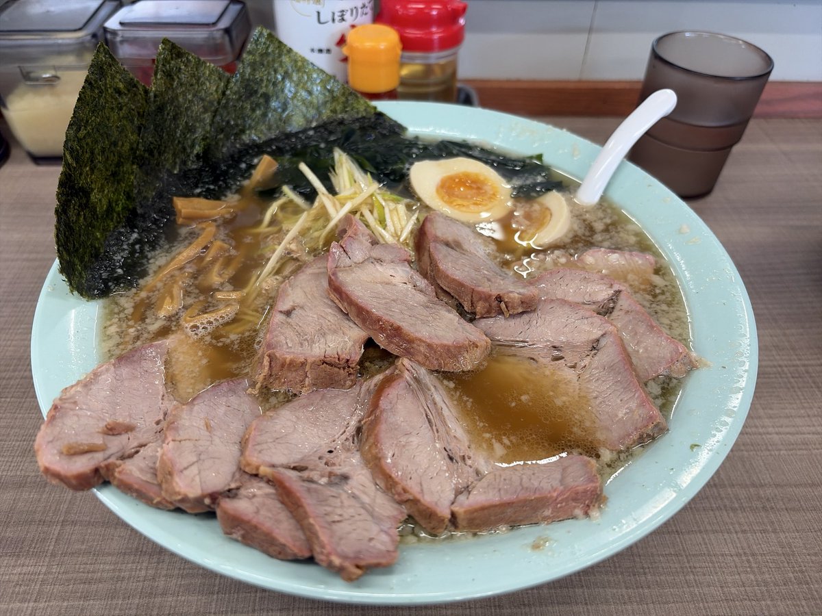 Tamakichi13jin's tweet photo. 醤油スーパーネギチャーシュー
中盛
半ライス（写真写ってません）

腹パンです。チャーシュー堪能しました。 https://t.co/NCfG39IsXL