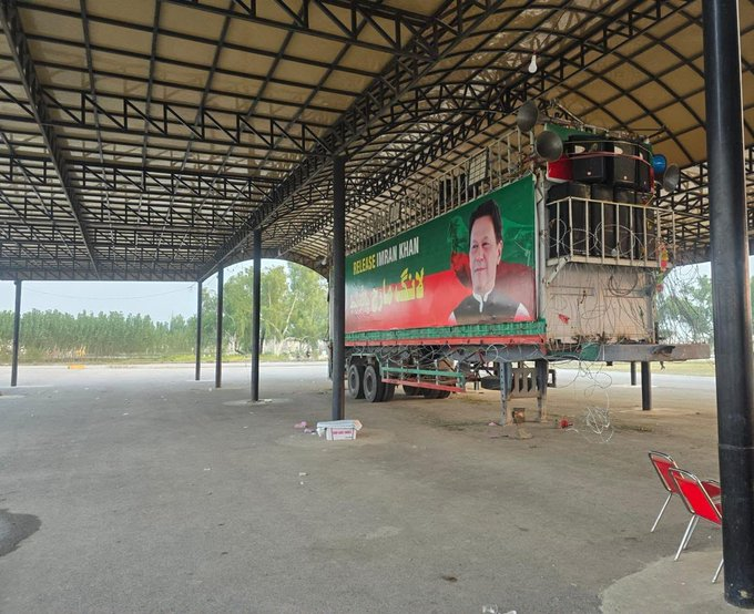 AleWarraich's tweet photo. Sirf container khara ha... log dour dour tak apko nazar nahi aayein gay. kuin k logou ki support iss party ko kabhi thee hi nahi, 13 saalou se sarkari mulazameen ko jamah ker k apnay sath MPA aur minister le kr ghoumtay they, yehe thee inki kul popularity https://t.co/lpjgCFXqpn