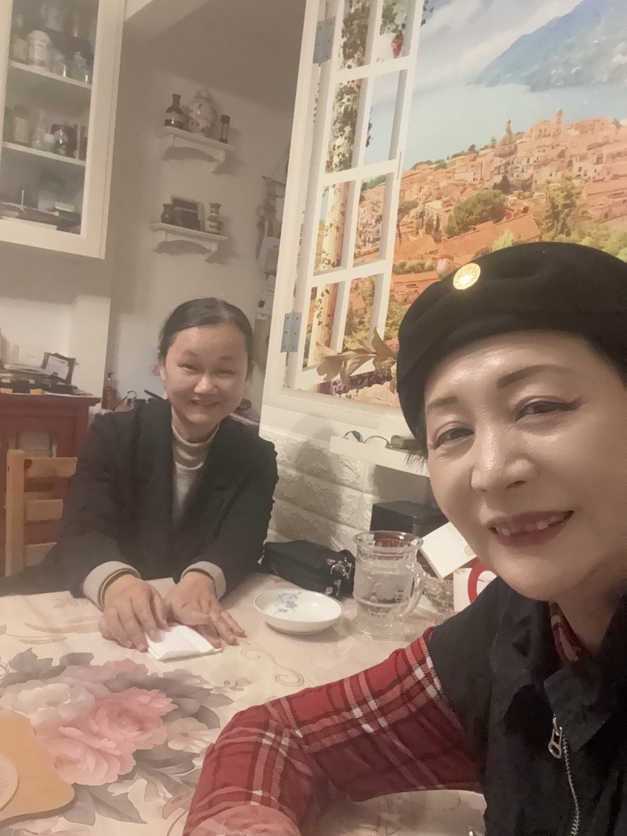 ShengXue_ca's tweet photo. 张信燕，这么小巧精致柔弱的女子，为什么会挑起中共不惜成本的跨境镇压，迫使泰国警察出面抓人、关押，拿到飞温哥华机票后被泰国移民监阻止离境，泰国法庭法官直言不讳说，因为中共不高兴，所以不准保释，多次险些被掠回中国……
因为她是法轮功修炼者
她是香港流亡议会议员
是被中共悬赏通缉的人
……
去年夏天我开始做她的救援案，幸亏做的早🙏