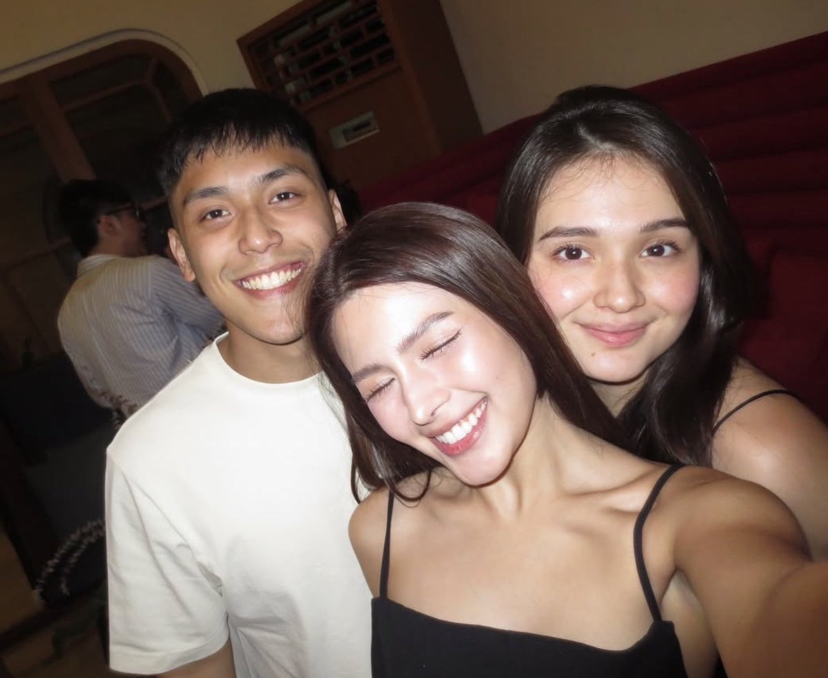 salvanyyy's tweet photo. awww andun pala si kira sa bday ni sting, it was after live selling. hello naman sa white iphone at apple watch ni ralph. https://t.co/AnjlSS5UjC