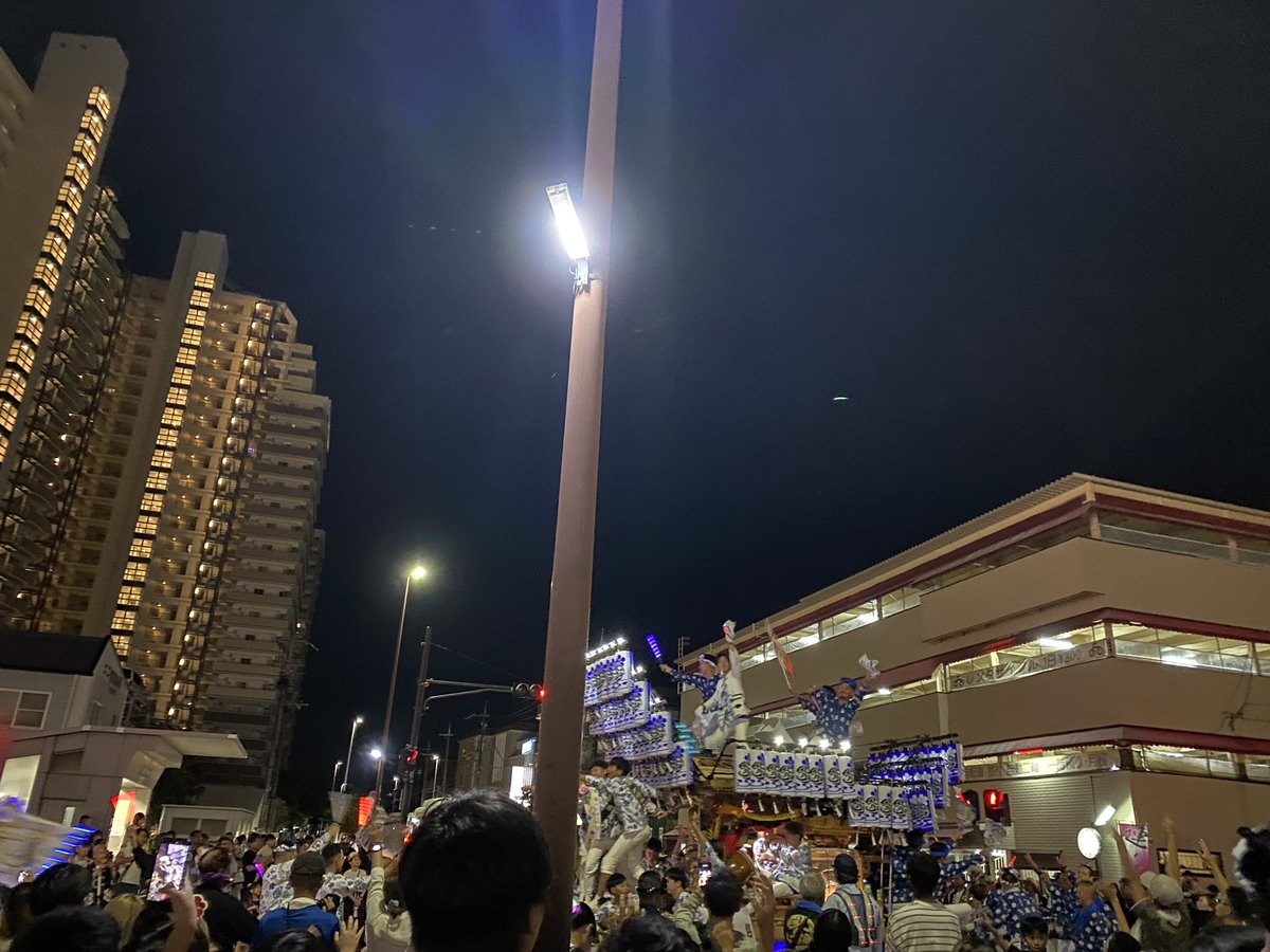 Yamamotokanae's tweet photo. 秋晴れの空の下、祭りへ😊

昼間の勇壮な姿も、夜の提灯に彩られた姿も、それぞれに魅力がありました。

子どもから大人まで、力を合わせてつなぐ地域の伝統。皆さんの姿に、お祭りを大切にする思いと地域の絆を感じました。

準備から当日の運営まで支えてくださった皆さま、本当にありがとうございます✨

#秋祭り #地域の絆
#Love堺