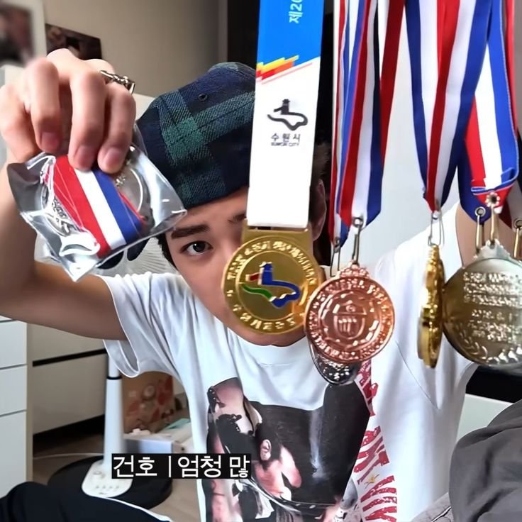 ecstaticluvz's tweet photo. Tahun 2021 keonho pernah dapet juara 1 dan 2 di kejuaraan renang tingkat nasional khusus atlet muda 🥹 juara 1 di nomor 100 meter dan juara 2 nomor 50 meter dan itu dua hari berturut 🥹 keonho terakhir renang tahun 2022 pas akhirnya nerima casting bighit setelah 4 tahun. https://t.co/SWfsULVSaT