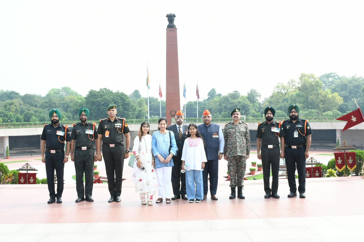 salute2soldier's tweet photo. Remembering the supreme sacrifice of 29 #Bravehearts lost in Jaffna during #OpPawan in 1987, Col CP Chhagani (Retd) paid solemn homage on behalf of all ranks of #13SIKHLI at #NationalWarMemorial. Their valour, sacrifice & legacy remain eternal. #IPKF #LestWeForget. https://t.co/aYybbr2ubM