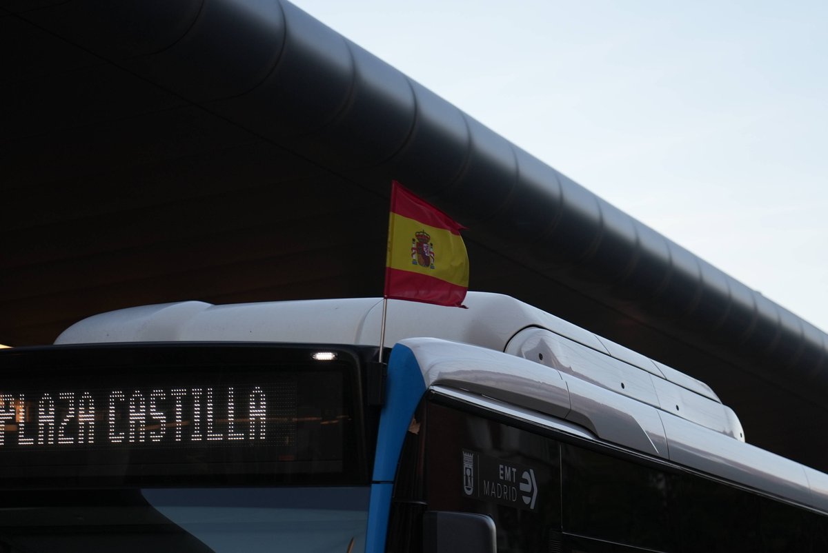 EMTmadrid's tweet photo. 🇪🇸 Hoy celebramos el #DíaDeLaFiestaNacional luciendo la bandera de España en nuestros autobuses.

¡Feliz 12 de Octubre!

#12Octubre https://t.co/N6Sf7ApwIP