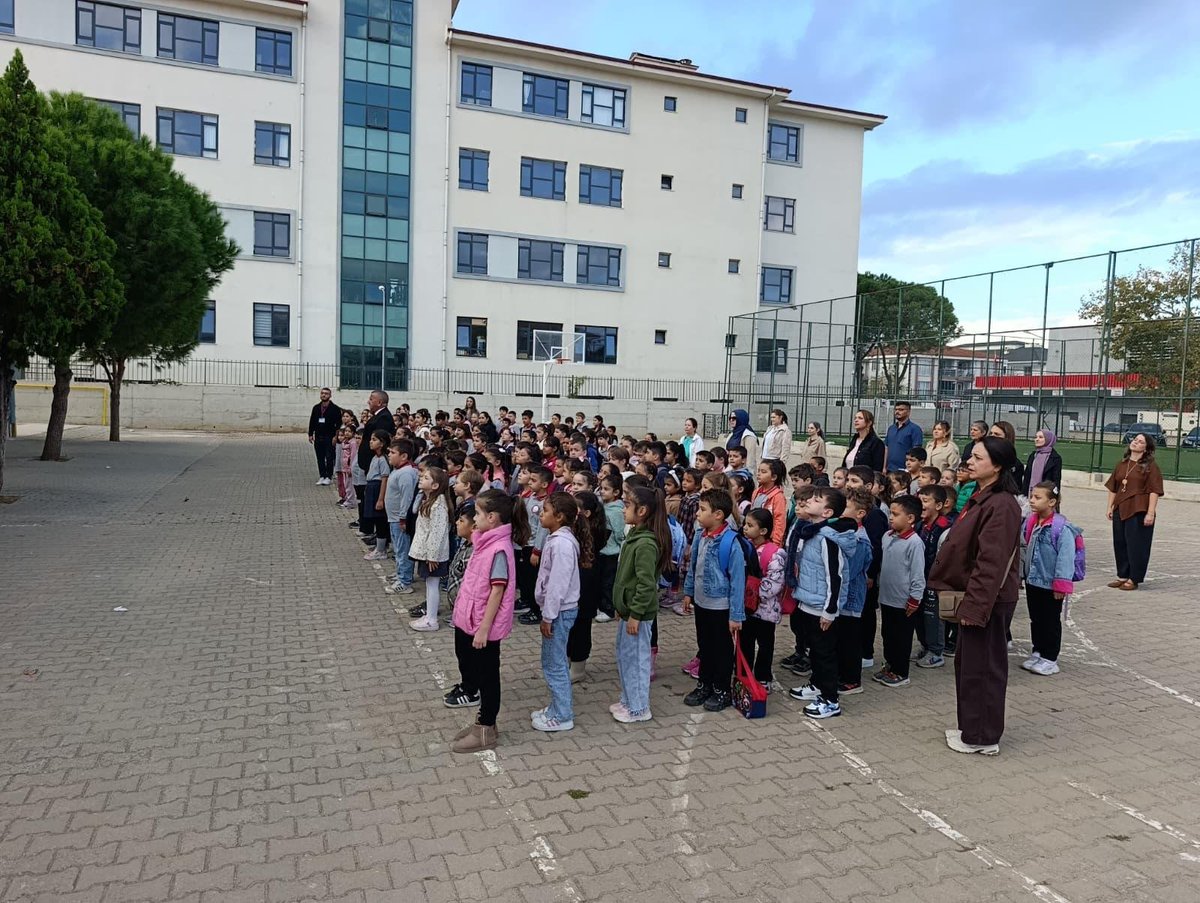 GomecEgitim's tweet photo. İlçe Milli Eğitim Müdürümüz Sayın Bünyamin YILMAZ Şehit Mustafa Güvenç Aldemir İlkokulunda Bayrak Törenine katıldı. https://t.co/g6woKMqIfv