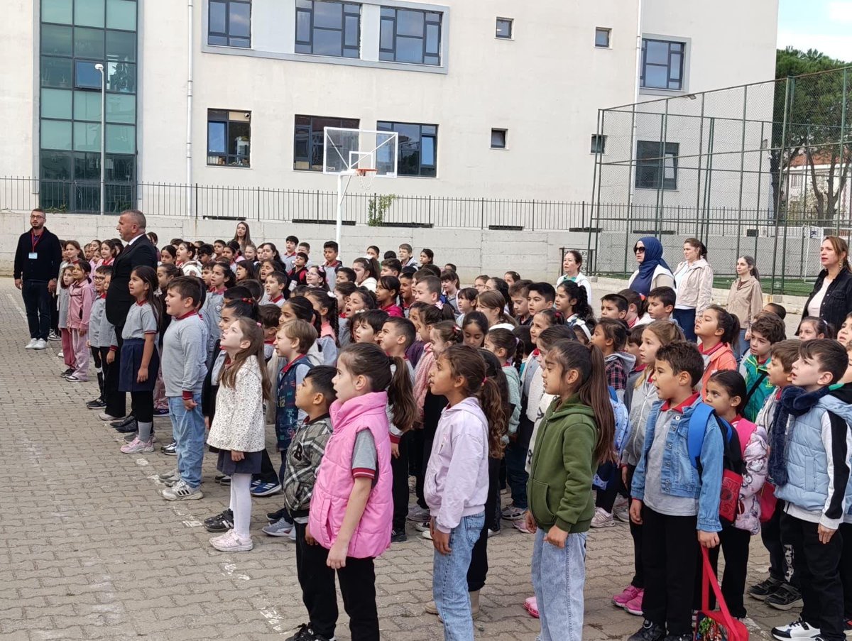 GomecEgitim's tweet photo. İlçe Milli Eğitim Müdürümüz Sayın Bünyamin YILMAZ Şehit Mustafa Güvenç Aldemir İlkokulunda Bayrak Törenine katıldı. https://t.co/g6woKMqIfv