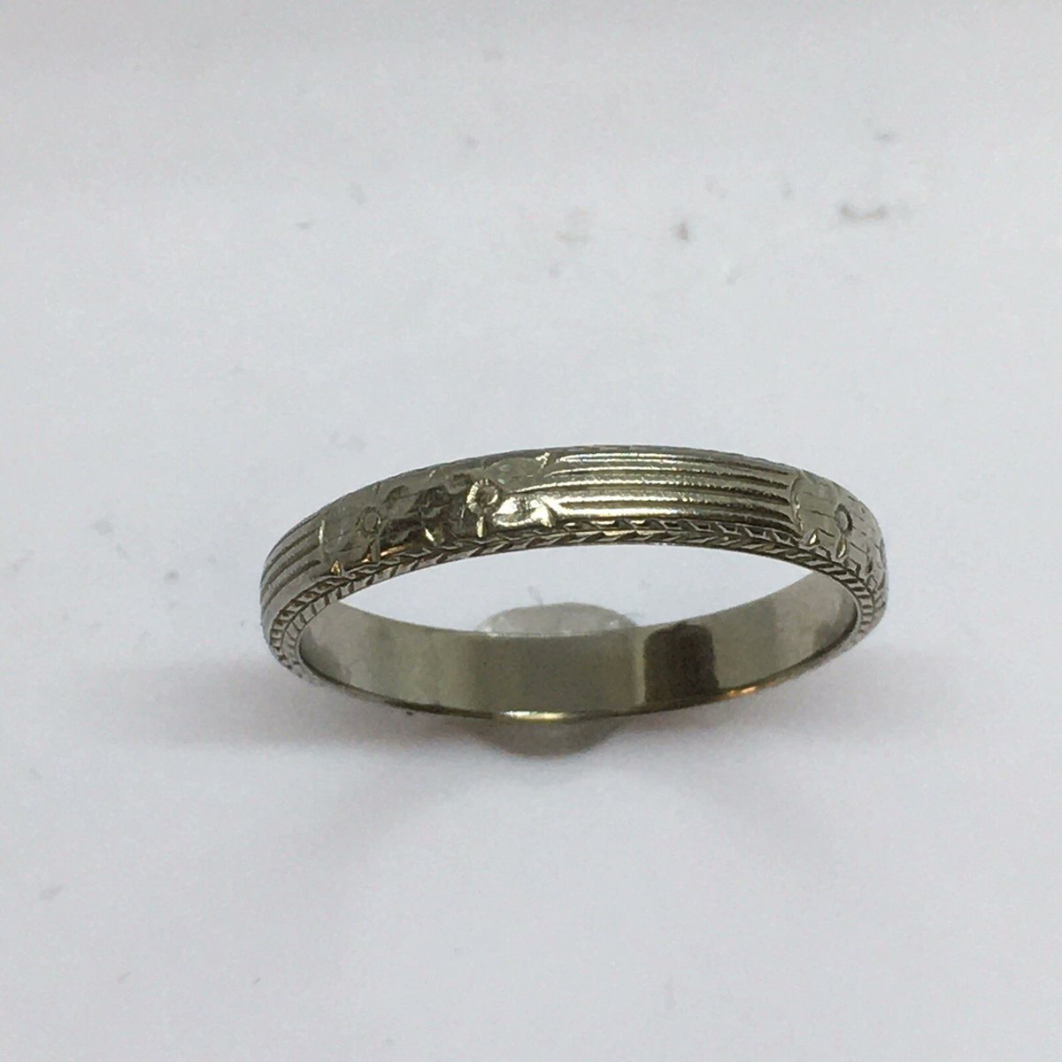Nobel_Antiques's tweet photo. Authentic Art Deco Belias wedding band in solid 18K white gold, circa 1920s. Art Deco men's band are very hard to find. This beauty is hallmarked Belias & 18K. Size 9.5, 3.6 grams, very well preserved after nearly 100 years.
https://t.co/9x0QJxQhMz
#ArtDeco #AntiqueJewelry #WeddingBand #18KGold #VintageJewelry