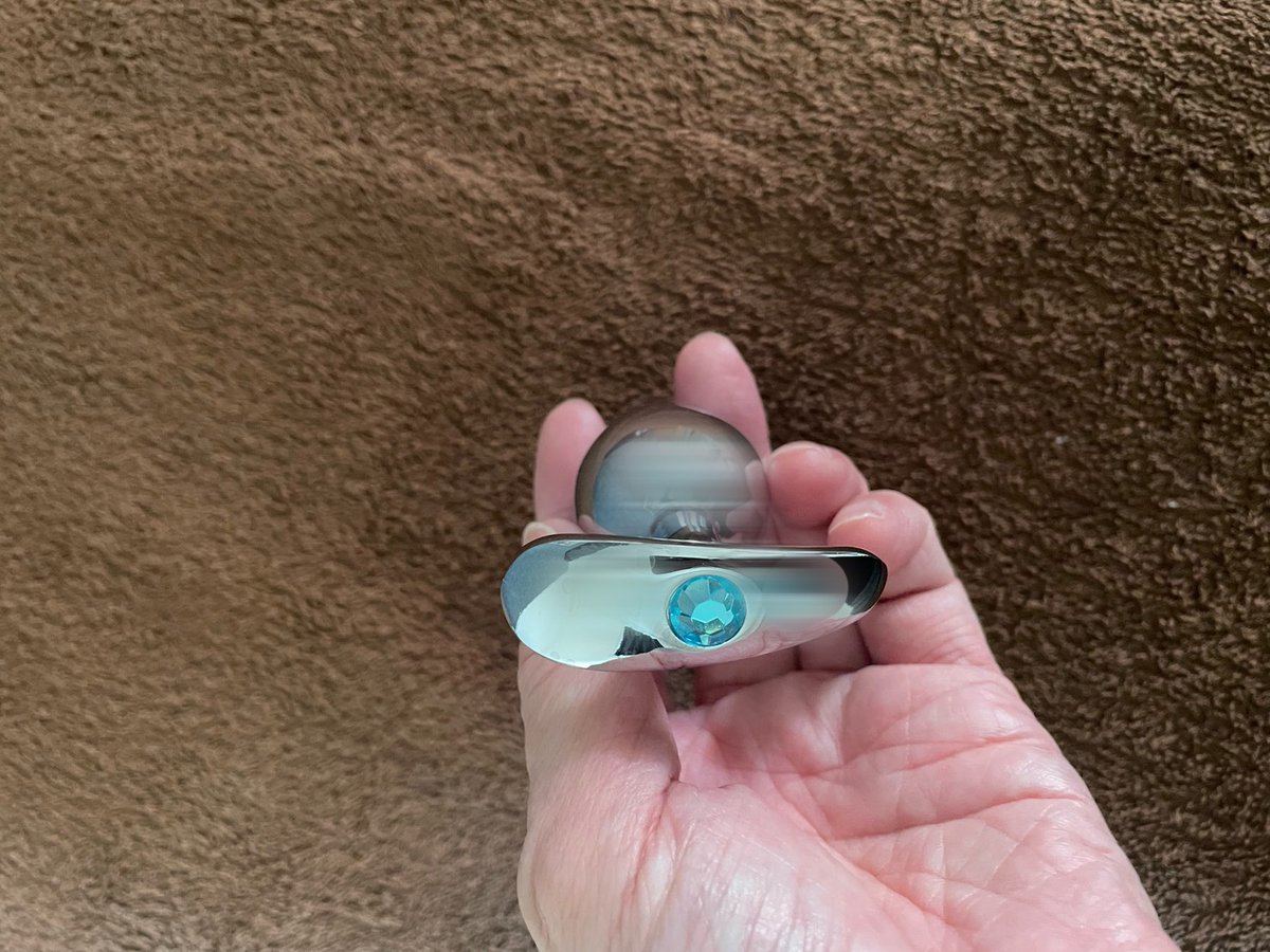 _hiddenhiro_'s tweet photo. 【プラグで学んだこと】🤣

以前買った金属製プラグ。

実はこのT字型の台座が自分には合わなかった😂

長時間つけていると、台座の端が陰嚢にくい込んで痛い！

しかもローションが乾くと余計につらい（笑）

それ以来、丸型やハート型の台座を選ぶようになった。

同じ経験した人いる？🤣

#体験談 https://t.co/wdWpiPD4b9
