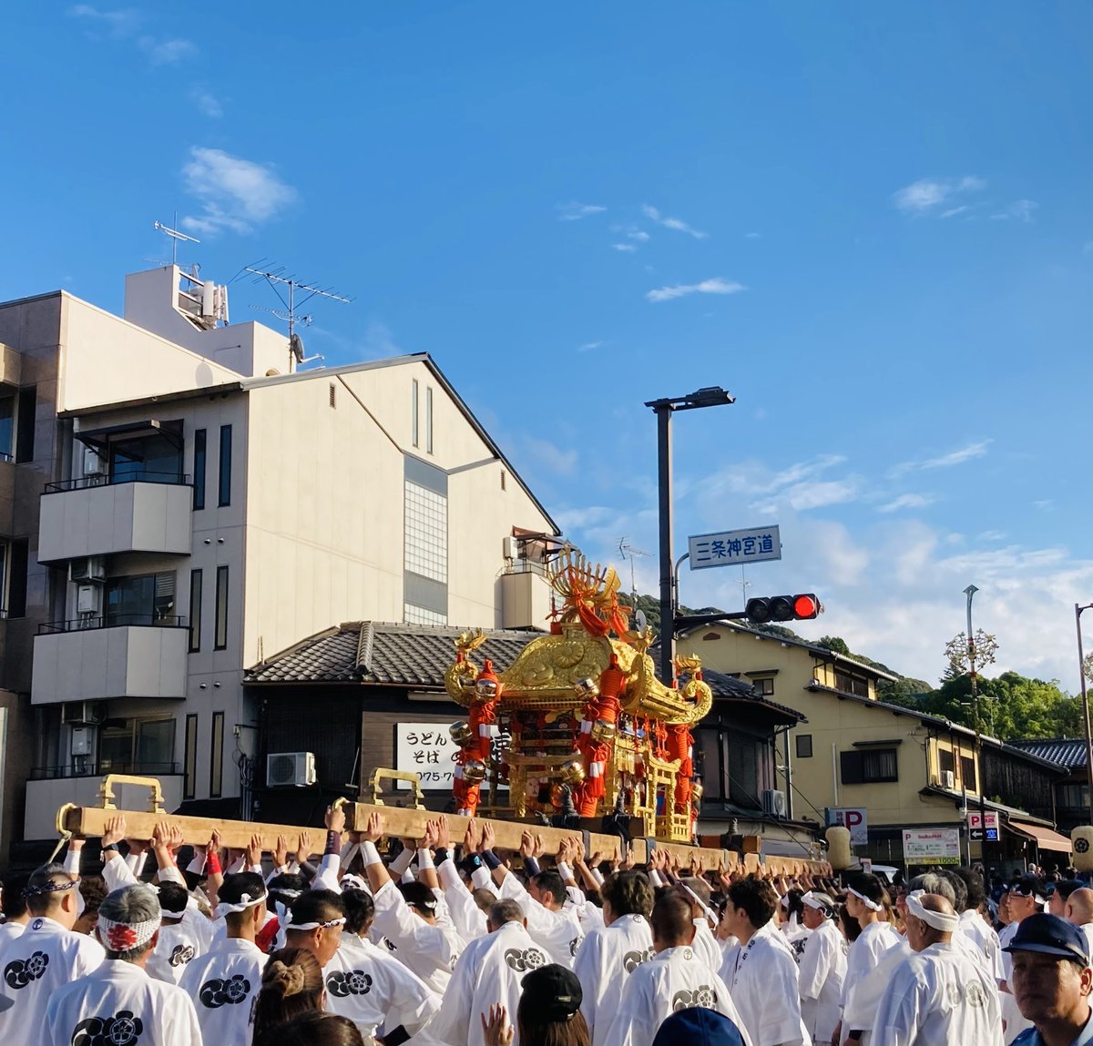 pukuchon's tweet photo. 今日は"粟田祭"の神幸祭🪭
剣鉾が巡行するけど、狭い道では上に
電線がいっぱいで、長い長い鉾を上手く
操って通るのは熟練の技！

お神輿も見られて良かった😊
今年は、お役で少し忙しかったけれど
関われる事も嬉しくて楽しかった！
#京の祭り https://t.co/vBWuhJ5XBb