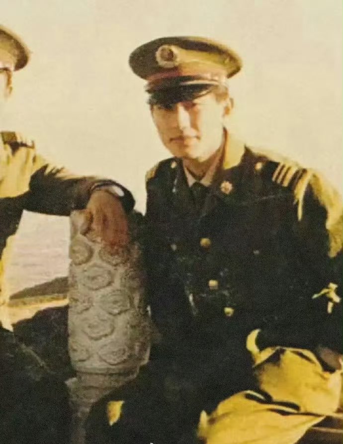 youniebear's tweet photo. zhao ge just shared pics from his younger days as a soldier woah he looks so GOOD in the uniform

lusi’s grandpa also served in the military and everyone’s praising them as a family of loyal, upright and honourable ppl https://t.co/8Fqa45PhRo