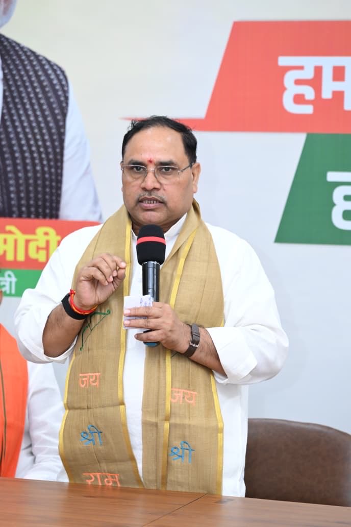 bjpkarmveer's tweet photo. "सेवा संकल्प अभियान" के अंतर्गत 'वाराणसी से वड़नगर’ की यात्रा में गये युवा मोर्चा के कार्यकर्ताओं के अनुभव एवं यात्रा की जानकारी हेतु आयोजित बैठक को संबोधित किया।
इस बैठक में मुख्यमंत्री श्री विष्णुदेव साय जी, उपमुख्यमंत्री श्री अरुण साव जी, पदाधिकारी एवं कार्यकर्ता उपस्थित रहे। https://t.co/RKhbDxy8UC
