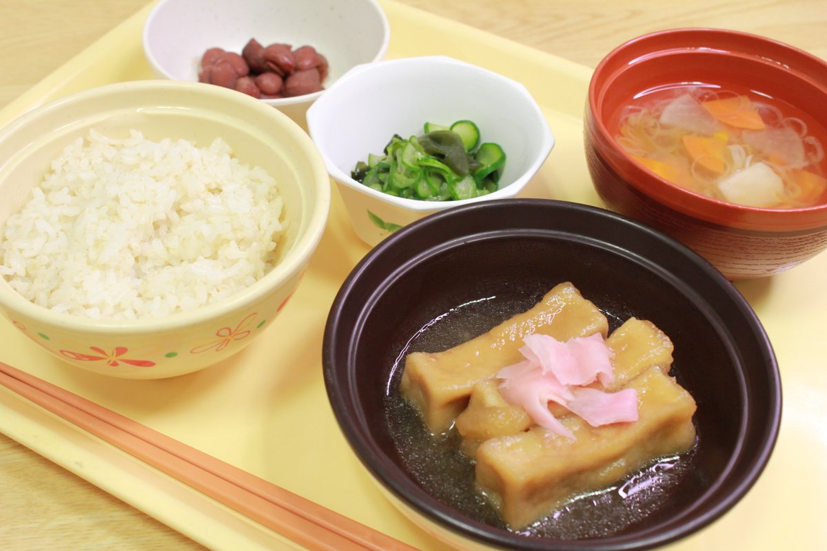advengohan's tweet photo. 🍎+。・
＊ごはん
＊のっぺい汁
＊高野豆腐のオランダ煮
＊金時豆
＊きゅうりとわかめの酢の物
#管理栄養士 #菜食 #ベジタリアン #vegetarian #卵乳菜食 #アドベンごはん #病院食 #グルテンミート #塩分控えめでおいしい #神戸アドベンチスト病院　#Kobeadventisthospital https://t.co/S9hTHh0lJy