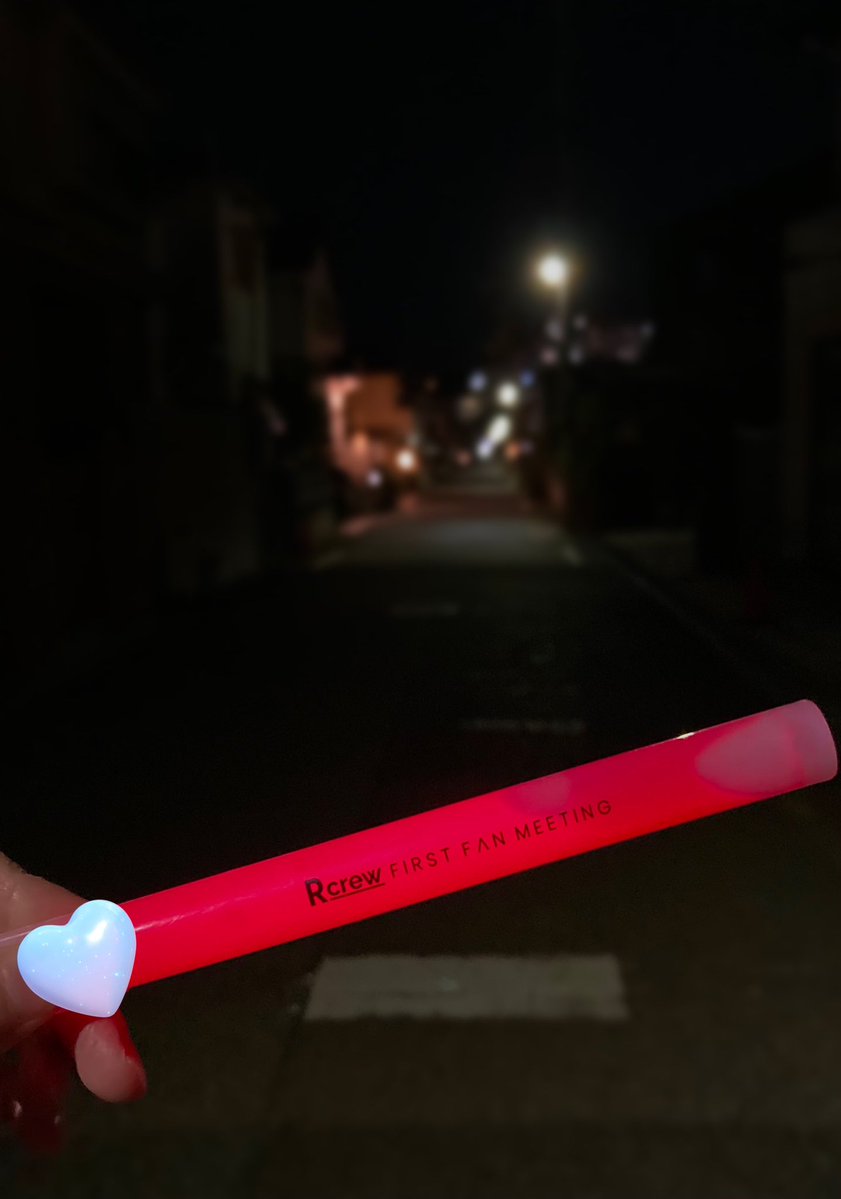 obaneshow's tweet photo. 帰り道
サイリウムがまだ光ってるので交通整備できそう https://t.co/oXZrO2rYBJ