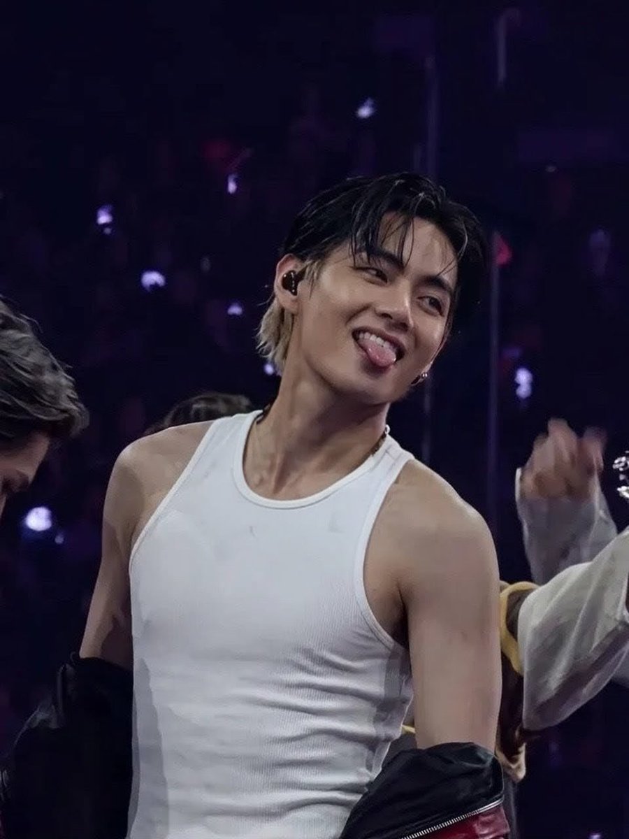 fakimoon's tweet photo. my favourite genre of taehyung https://t.co/XdwqSn5vay