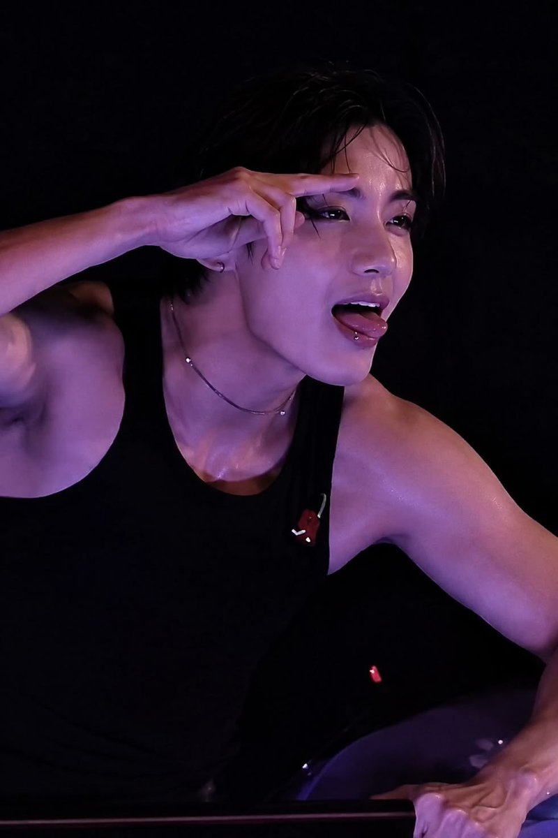fakimoon's tweet photo. my favourite genre of taehyung https://t.co/XdwqSn5vay