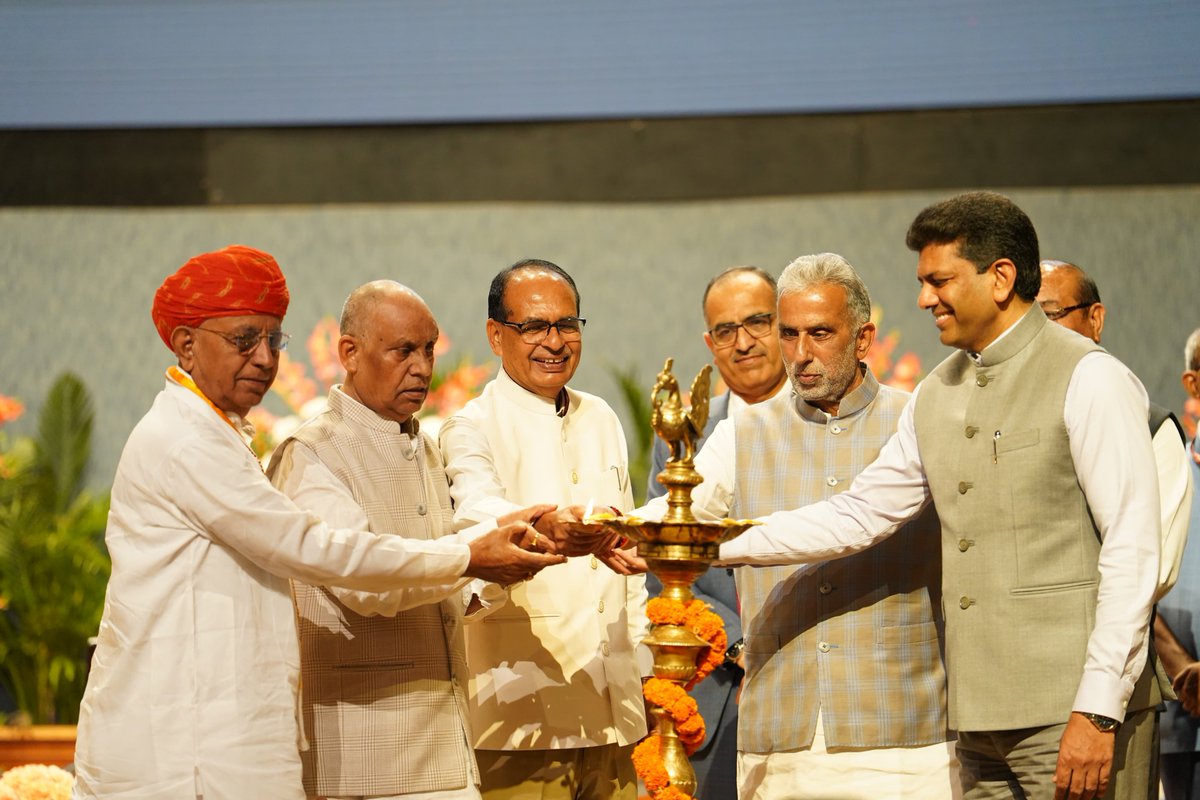 OfficeofSSC's tweet photo. एक वर्ष नई उपलब्धियों का,
किसानों की प्रगति एवं खेती की उन्नति का!

माननीय केंद्रीय मंत्री श्री @ChouhanShivraj जी ने पीएम धन्य-धान्य कृषि योजना के 1 वर्ष पूर्ण होने पर नई दिल्ली स्थित पूसा परिसर में आयोजित कार्यक्रम में सहभागिता की।

इस दौरान केंद्रीय मंत्री जी ने एक वर्ष की उपलब्धियों को साझा करते हुए सभी को बधाई एवं शुभकामनाएं दीं।

#PMDhanDhaanyaKrishiYojana