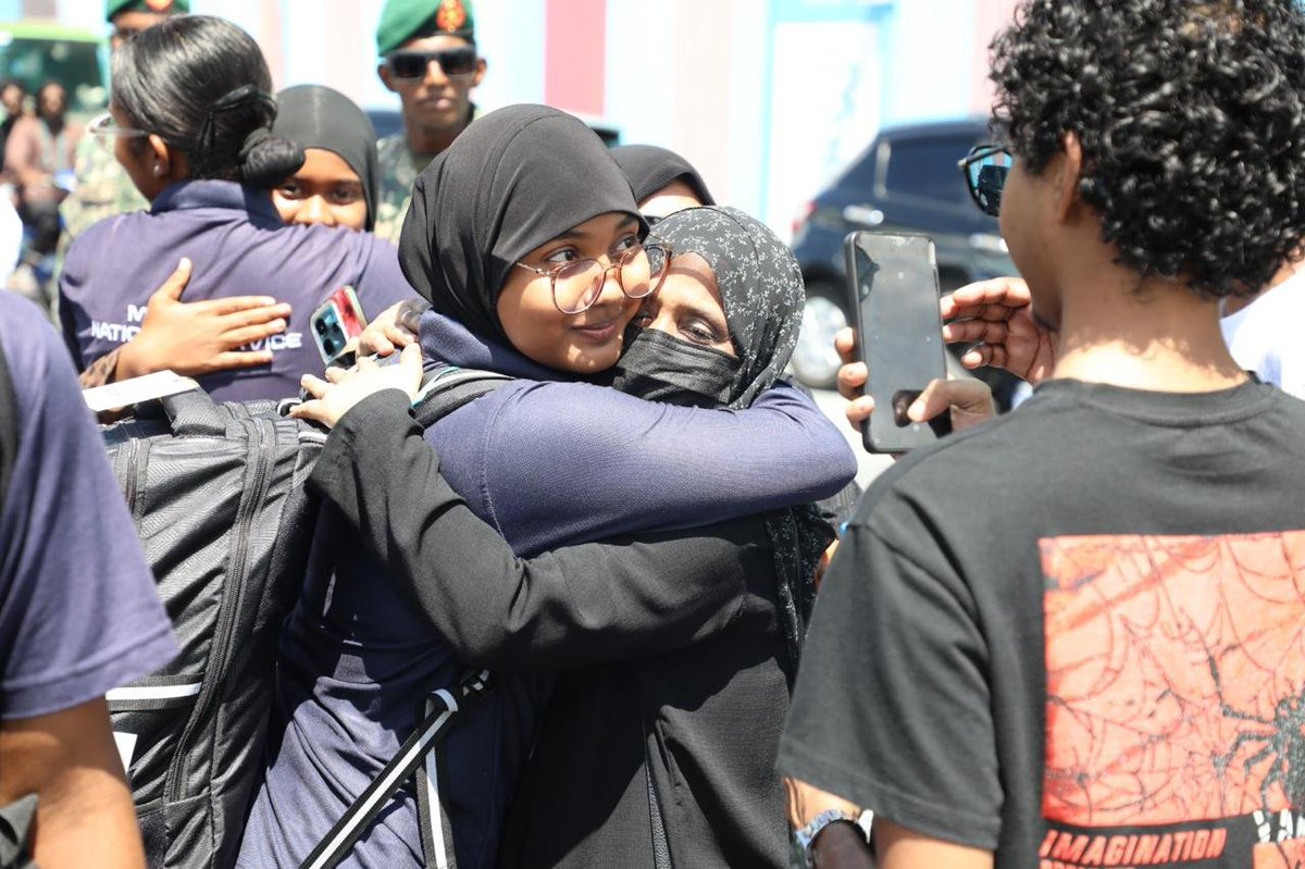 MMuizzu's tweet photo. ދިވެހި ވަޠަނީ ޚިދުމަތުގެ ފަންނީ ތަމްރީނުގެ 3 ވަނަ ބެޗަށް ކުރިމަތިލި 84 ދިވެހި ޒުވާނުން ބ.ކިހާދޫގައި ޤާއިމުކޮށްފައިވާ އެމްއެންޑީއެފް ސުކޫލް އޮފް އިންޖިނިއަރިންގ އެންޑް ލޮޖިސްޓިކްސް އަށް މިއަދު ވަނީ ފުރާފައި.

މި ޕްރޮގްރާމުގައި، ރާއްޖޭގެ 17 އަތޮޅެއްގެ 44 ރަށަކަށް ނިސްބަތްވާ 64 ފިރިހެން އަދި 20 އަންހެން ދަރިވަރުން ހިމެނޭ.

މި ތަމްރީނުގައި ބައިވެރިވާ ހުރިހާ ބައިވެރިންނަށް ކާމިޔާބީއަށް އެދެން!