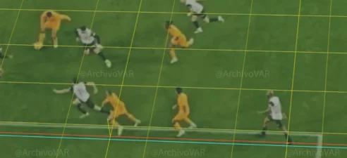 Hechi9248's tweet photo. Aquí, para @2010MisterChip y para todos los que piensan que el VAR no comete errores o que los 40 goles anulados al RM están correctamente anulados.

Aquí tenéis 4 goles que se ha demostrado que eran legales y que fueron anulados por el VAR. Pongo 4 porque no puedo añadir más imágenes.

Es decir, en estos casos el VAR hizo exactamente lo contrario de lo que debería: transformó una decisión acertada en un error al colocar incorrectamente los frames de los fueras de juego.