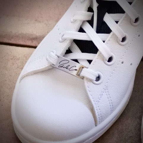 and_yukiman's tweet photo. ・
adidasからuncle cinnamon へ♥️

#錦織一清 
『スニーカープレート』キターッ‼️

ニッキは
スーパースター👟によく合うと
言っていましたが
それ以外、スタンスミス等にも◎
いろいろ つけてみたょෆˊ̖

カッコいいー·°˖ᔆᵘᵗᵉᵏⁱ˖°യ⁺‧

#UCグッズ https://t.co/Hd5fZybJRC