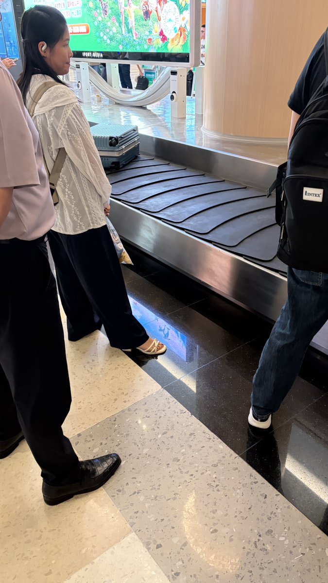 FeetLover0303's tweet photo. 30代くらいの中国人女性。
大足ではなく（推定24cmくらい）ネイルをしているものの、爪は丸っこく小さいので素朴な雰囲気です。 https://t.co/fTmIXoQ83J