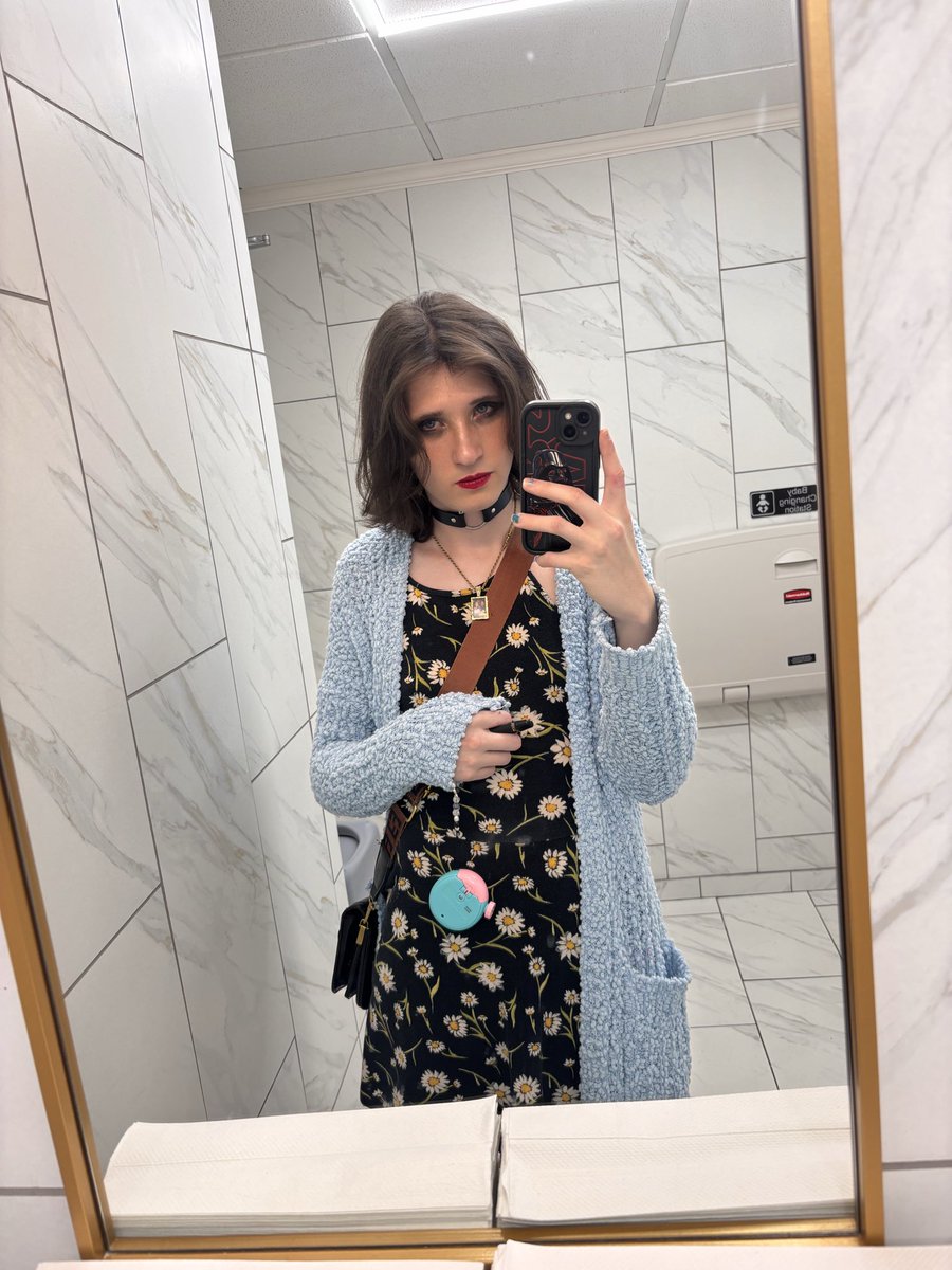 ArtMidna's tweet photo. Finally went out in public for the first time dressed up!!! My friend talked me through how to do makeup for my first time (it looks bad I know). I worked up the courage, an we got coffee, and went to grab dinner :)

#transwoman #trans🏳️‍⚧️ #lgbt #lgbtq #mtf https://t.co/lr7LjryM4f